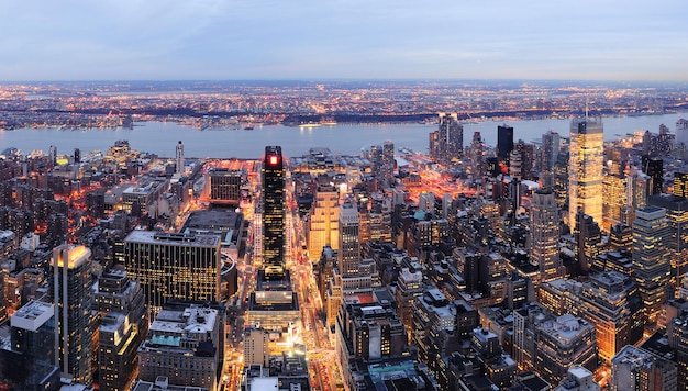 Vue aérienne de New York City Manhattan skyline panorama au crépuscule