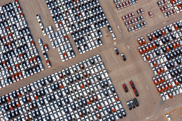 Vue aérienne de nouvelles voitures au port de stationnement dans l'usine automobile.