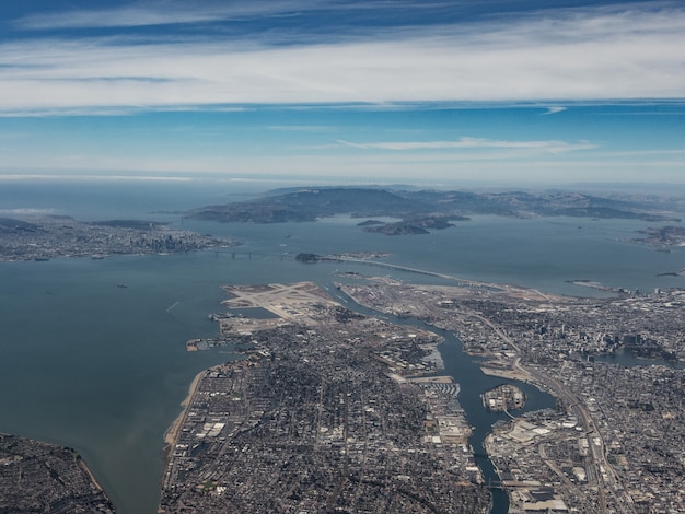 Vue aérienne d'Oakland et de la baie de San Francisco depuis le sud-est