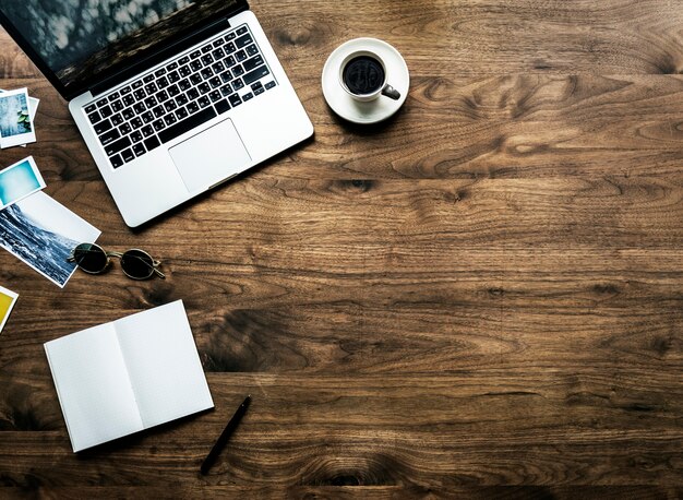 Vue aérienne de l&#39;ordinateur portable sur le concept de passe-temps de photographie de table en bois