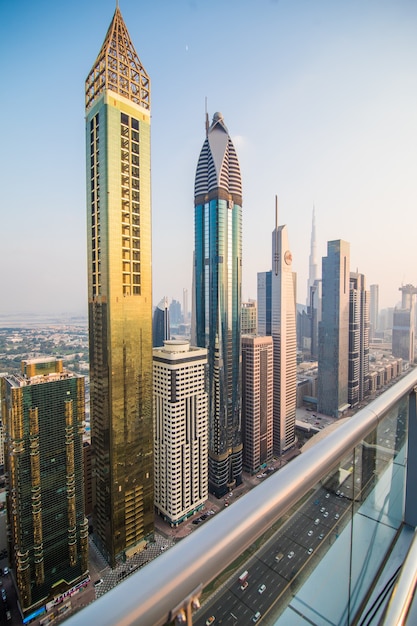 Vue aérienne panoramique sur le centre-ville de Dubaï, Émirats arabes unis avec des gratte-ciel et des autoroutes. Fond de voyage coloré.