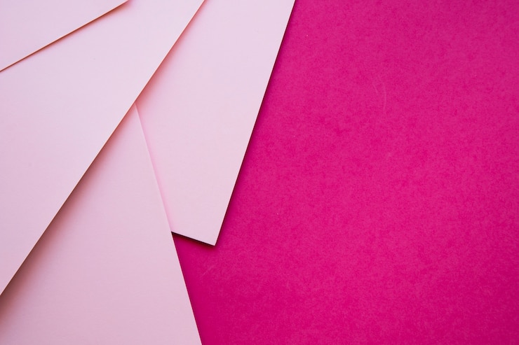Photo gratuit vue aérienne des papiers cartonnés roses sur fond magenta