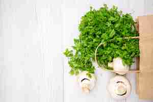 Photo gratuite vue aérienne d'un paquet de brocoli de champignons verts frais dans un panier sur fond blanc