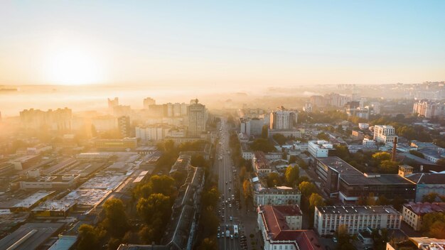 Vue aérienne par drone de Chisinau au lever du soleil Moldavie