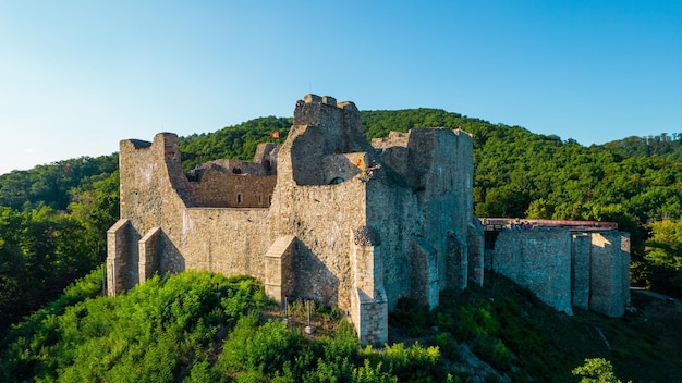 Vue aérienne par drone de la citadelle de Neamt à Targu Neamt Roumanie