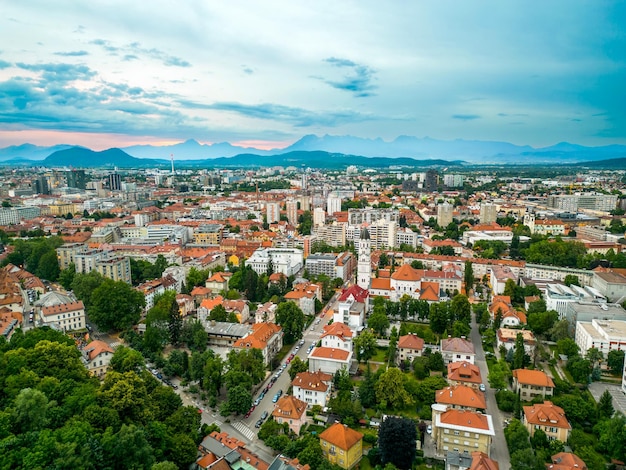 Photo gratuite vue aérienne par drone du centre-ville historique de ljubljana slovénie avec un écrin de verdure