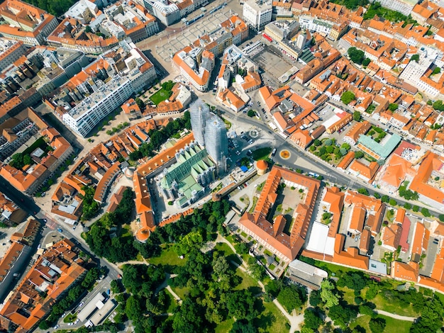 Vue aérienne par drone du centre-ville historique de Zagreb Croatie avec plusieurs bâtiments anciens