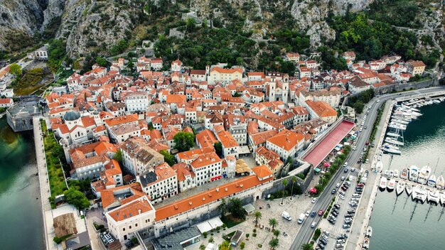 Vue aérienne par drone d'une petite ville du Monténégro