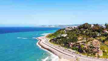 Photo gratuite vue aérienne par drone de tanger maroc détroit de gibraltar littoral collines rocheuses avec résidentiel