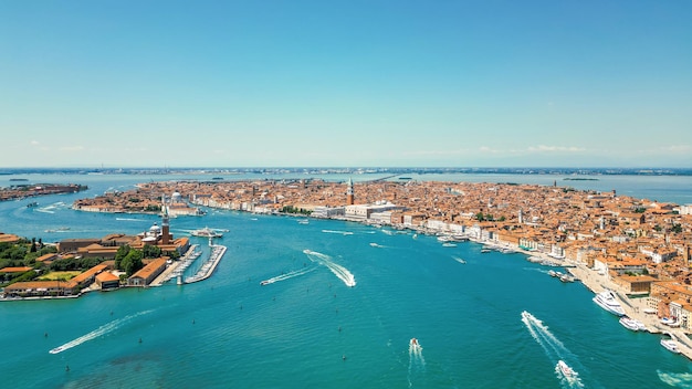 Photo gratuite vue aérienne par drone de venise italie canaux d'eau avec plusieurs bateaux flottants et amarrés