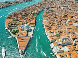 Photo gratuite vue aérienne par drone de venise italie canaux d'eau avec plusieurs bateaux flottants et amarrés