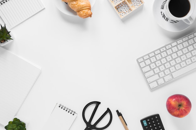 Vue aérienne, petit déjeuner, fournitures bureau, blanc, bureau