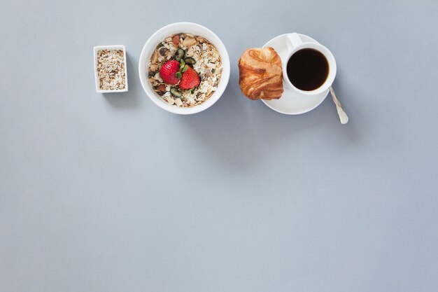 Vue aérienne d&#39;un petit-déjeuner sain avec du café