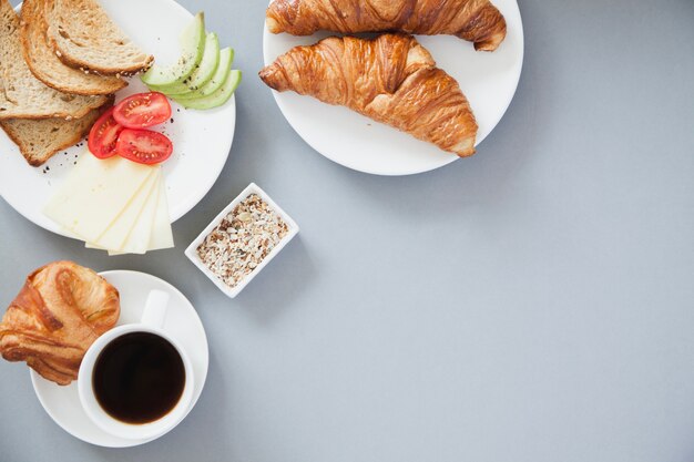 Vue aérienne d&#39;un petit-déjeuner sain avec du café