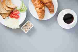 Photo gratuite vue aérienne d'un petit-déjeuner sain avec du café