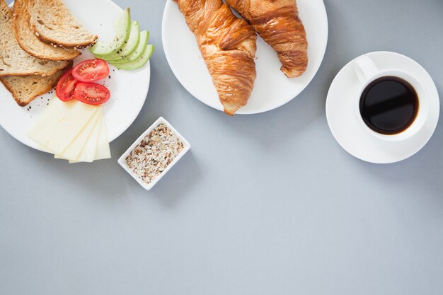 Vue aérienne d&#39;un petit-déjeuner sain avec du café