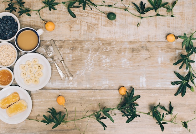 Photo gratuite vue aérienne, de, petit déjeuner sain, et, tasse café, à, lierre, sur, table en bois