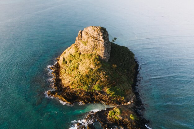 Vue aérienne d'une petite île dans l'océan bleu pendant la journée