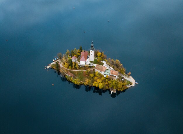 Vue aérienne d'une petite île avec des maisons au milieu de l'océan