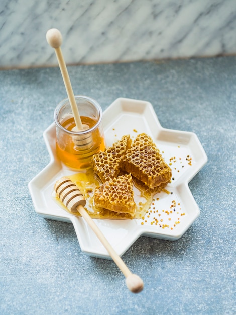 Vue aérienne de pièces en nid d&#39;abeilles et de pollen sur plateau