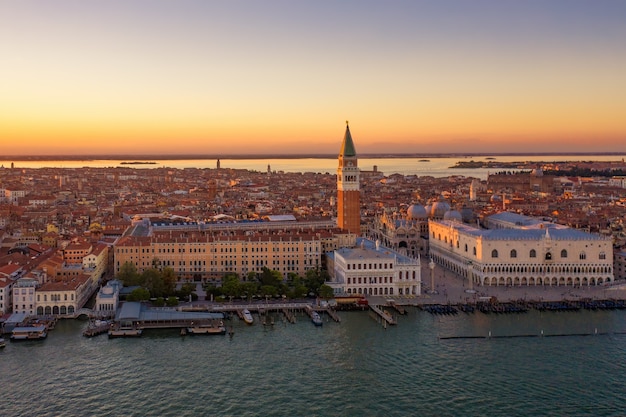 Vue aérienne de la place Saint-Marc à Venise pendant un coucher de soleil