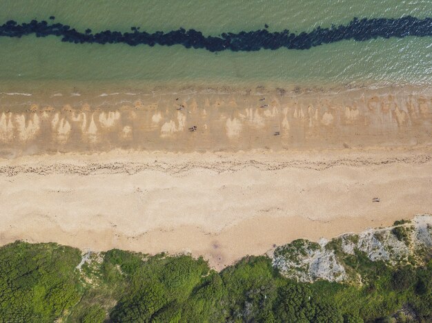 Vue aérienne d'une plage et d'une mer près de Bowleaze Cove à Weymouth, Royaume-Uni