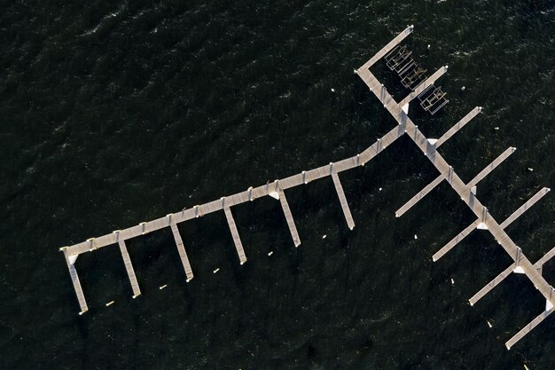 Vue aérienne d'un port et de jetées