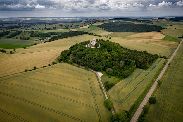 Vue aérienne d'une prairie sous pendant un temps nuageux