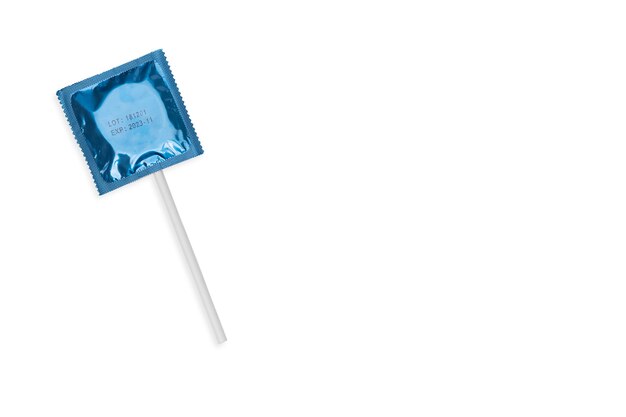 Photo gratuite vue aérienne d'un préservatif sucette scellée sur fond blanc