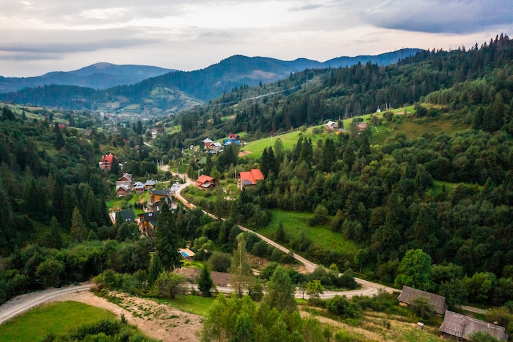 Photo gratuit vue aérienne prise par drone village petit parmi les montagnes, les forêts, les rizières
