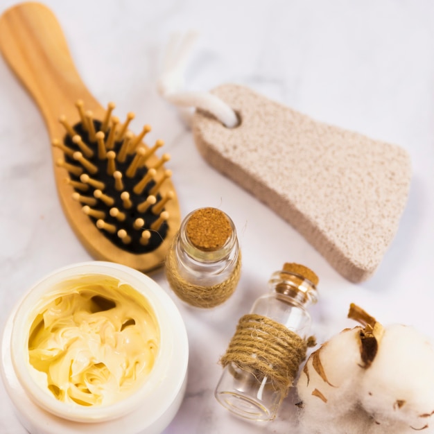 Photo gratuite vue aérienne des produits de beauté spa soins de la peau