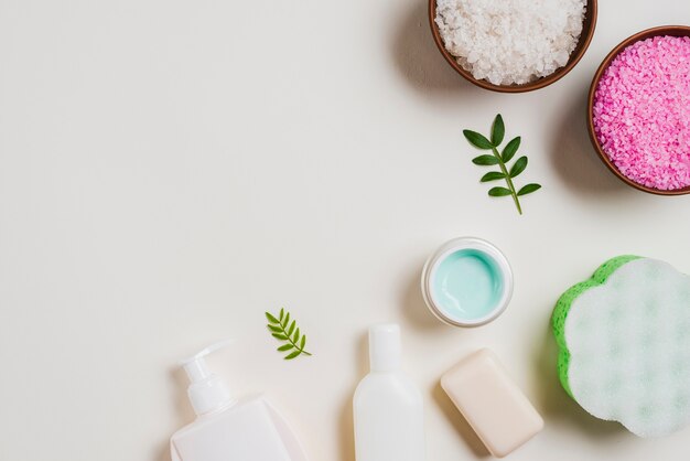 Vue aérienne de produits cosmétiques avec des bols de sel sur fond blanc
