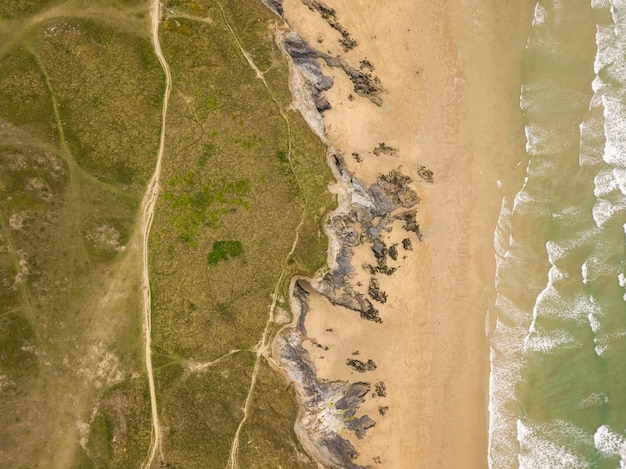 Vue aérienne de la rive de l'océan près de Newquay Beach, Cornwall