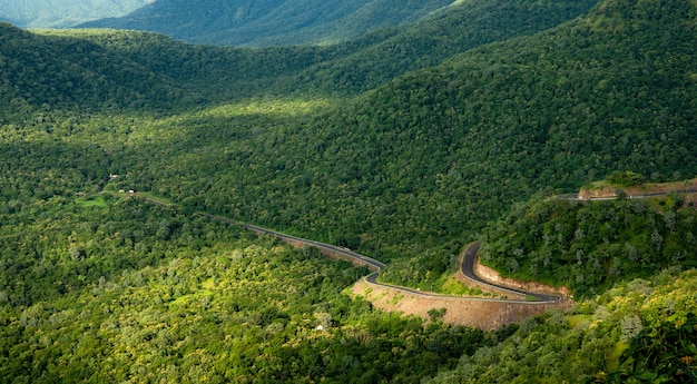 Vue aérienne d'une route sinueuse dans les montagnes verdoyantes pittoresques