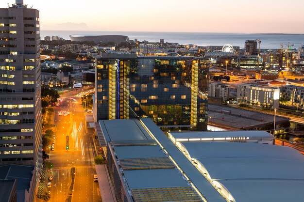 Vue aérienne des rues et immeuble de bureaux dans le quartier des affaires