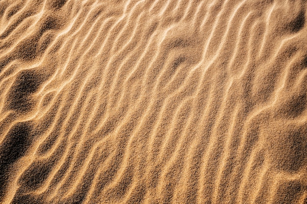 Photo gratuite vue aérienne de sable dans le désert sous la lumière