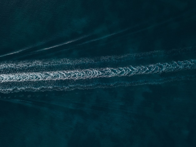 Photo gratuite vue aérienne des sentiers d'eau sur la belle mer bleue