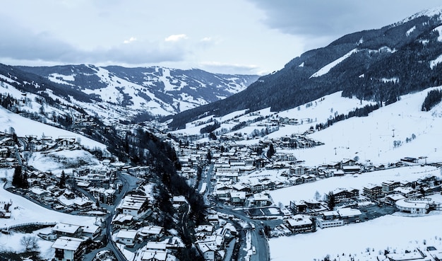 Vue aérienne d'une station de snowboard dans la neige sous le soleil