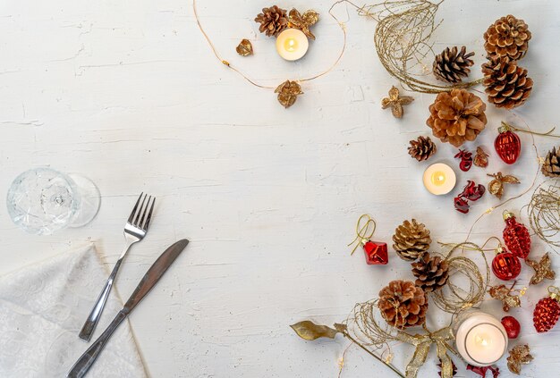 Vue aérienne d'une table à manger de Noël colorée rustique avec des décors et de l'espace pour le texte