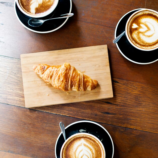 Vue aérienne, de, tasses à café, et, croissant, sur, table bois
