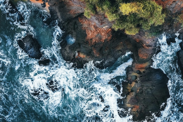 Vue aérienne des vagues de la mer s'écrasant sur les falaises