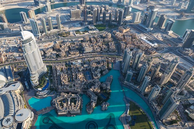 Vue aérienne de la ville de Dubaï du haut d'une tour.