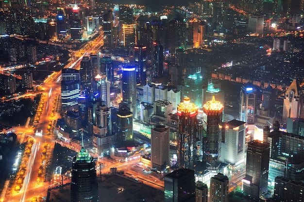 Vue aérienne de la ville de Shanghai la nuit avec des lumières et une architecture urbaine