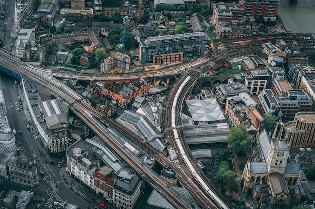 Vue aérienne d'une ville urbaine au lever du soleil