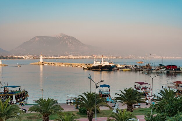 Vue aérienne de voiliers dans la baie de la mer Méditerranée