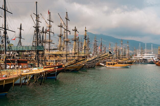 Vue aérienne de voiliers dans la baie de la mer Méditerranée