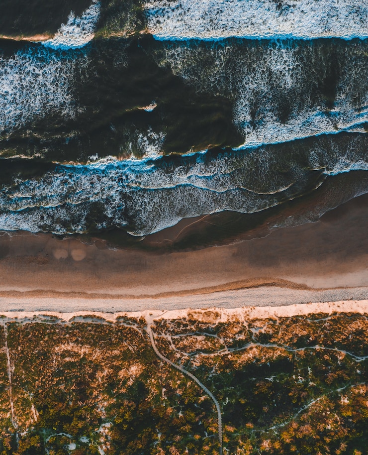 Photo gratuit vue aérienne de la vue fascinante sur le littoral dans une journée ensoleillée