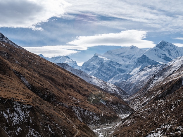 Photo gratuite vue aérienne de la zone de conservation de l'annapurna, chhusang, népal