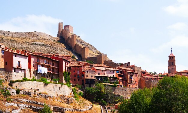 Vue d&#39;Albarracin avec mur de forteresse