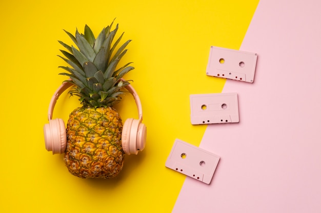 Vue d'ananas avec cassettes et écouteurs